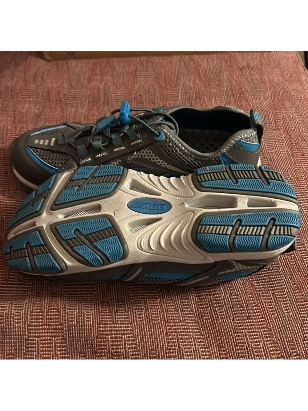 Khombu sneakers (7) NWOB light weight. Elastic laces and ties - Picture 4 of 4